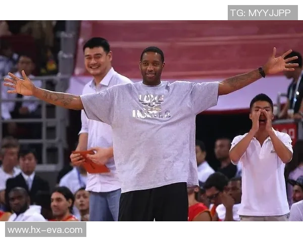 姚明亲临篮网球场与球迷互动分享篮球梦想与经验